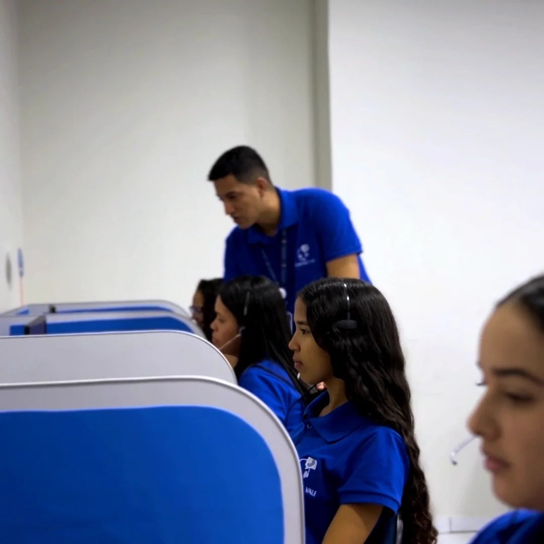 Equipe de atendimento da Contact Vale com supervisão presente