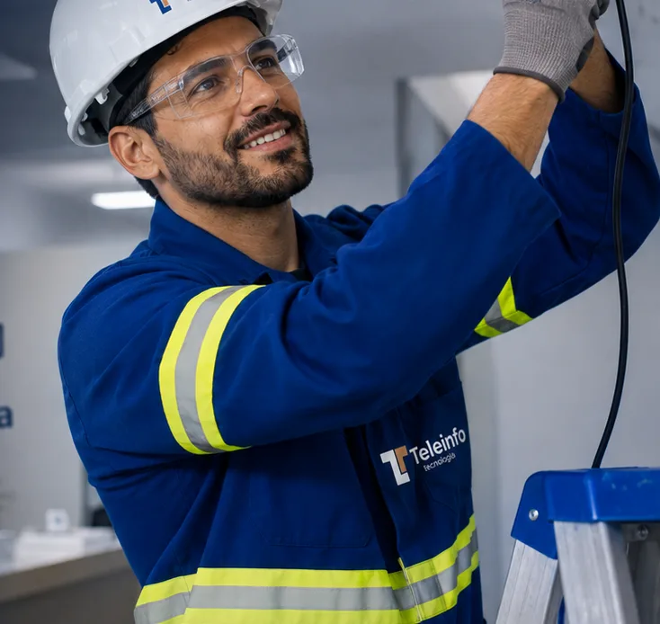 Técnico da Teleinfo instalando câmera de segurança
